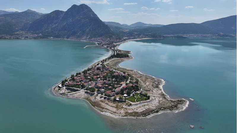 Kuraklığın etkisiyle su seviyesi düşen Eğirdir Gölü dronla görüntülendi