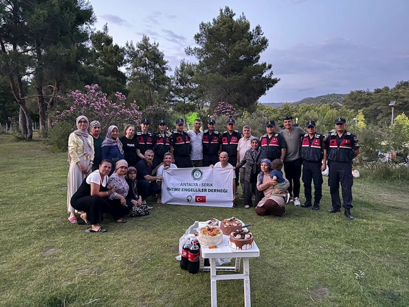 Serik İşitme Engelliler Derneği üyelerinden jandarma ekibine sürpriz etkinlik