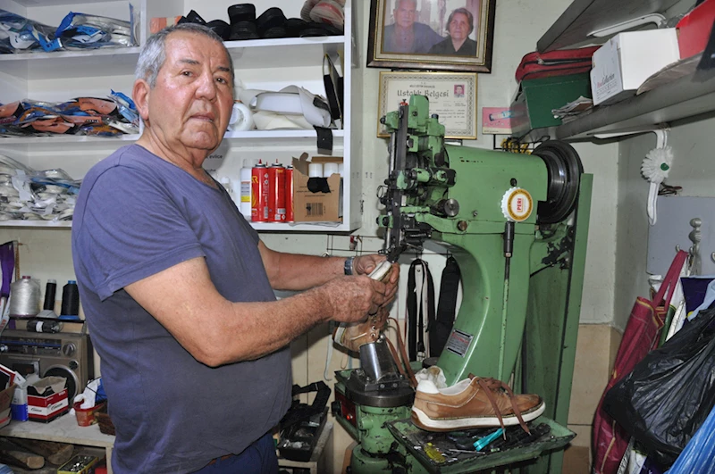 Baba mesleği ayakkabıcılığı 64 yıldır aynı dükkanda yaşatıyor