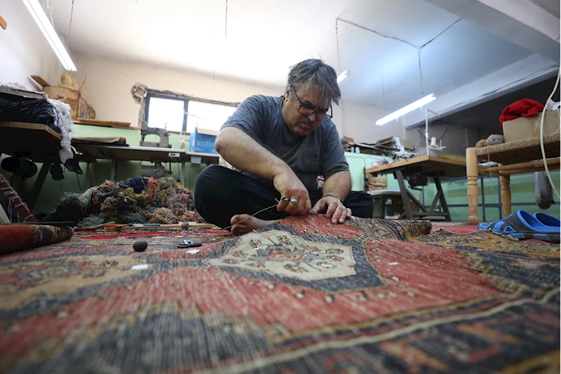 Halıları cerrah titizliğiyle onarıyor