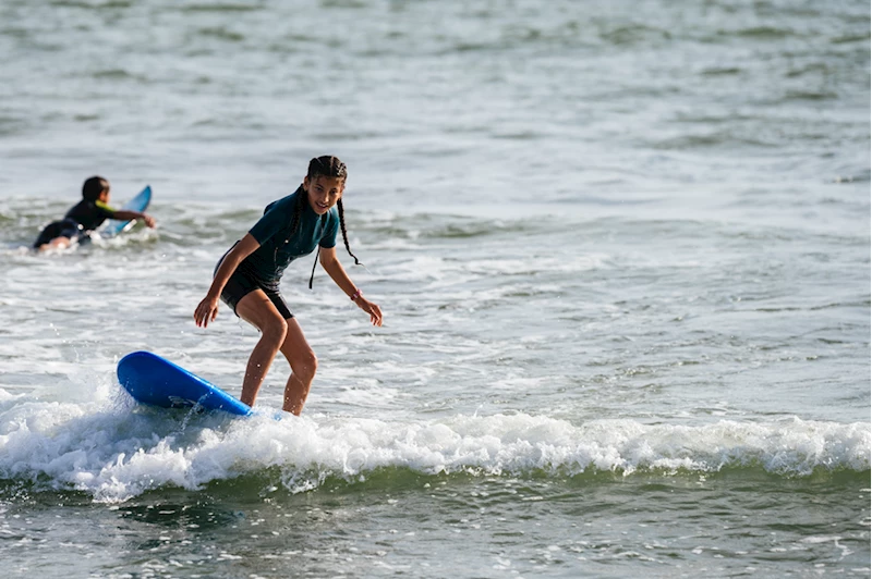 Hatay Sörf Merkezi deprem bölgesindeki gençleri sörf sporuyla buluşturuyor
