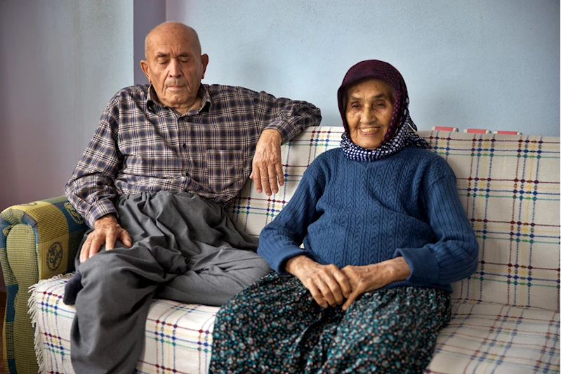 Görme yetisini kaybeden 77 yıllık eşine 