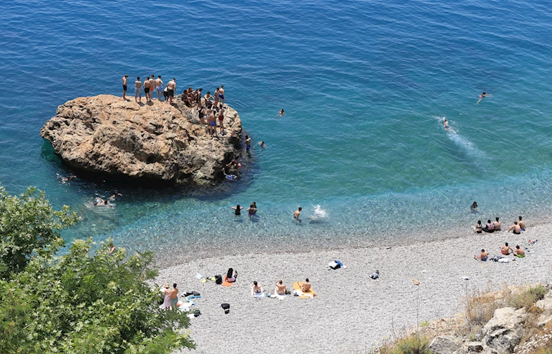 Antalya sahillerinde arife günü yoğunluğu yaşanıyor