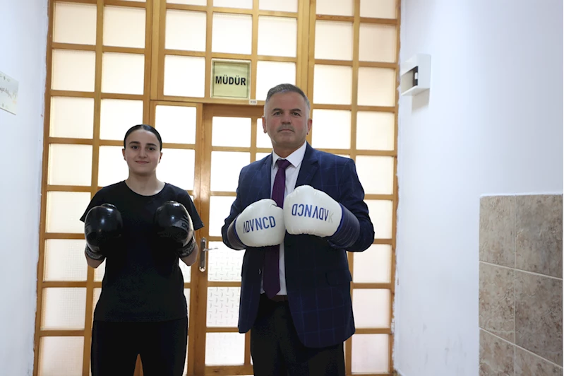 Boksör okul müdürünün şampiyon öğrencisi 