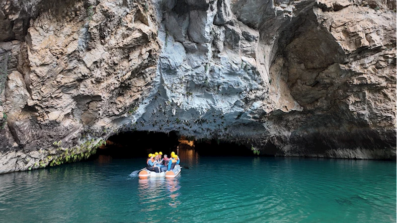 Altınbeşik Mağarası sarkıt ve göletleriyle ziyaretçilerine görsel şölen sunuyor
