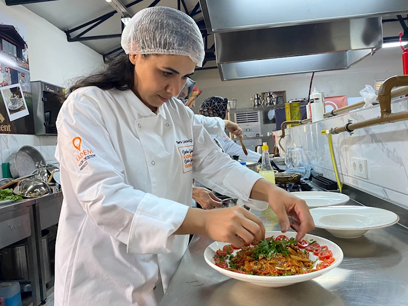 Depremzede kadınlar mutfak atölyesinde ulusal ve uluslararası yemekleri öğreniyor