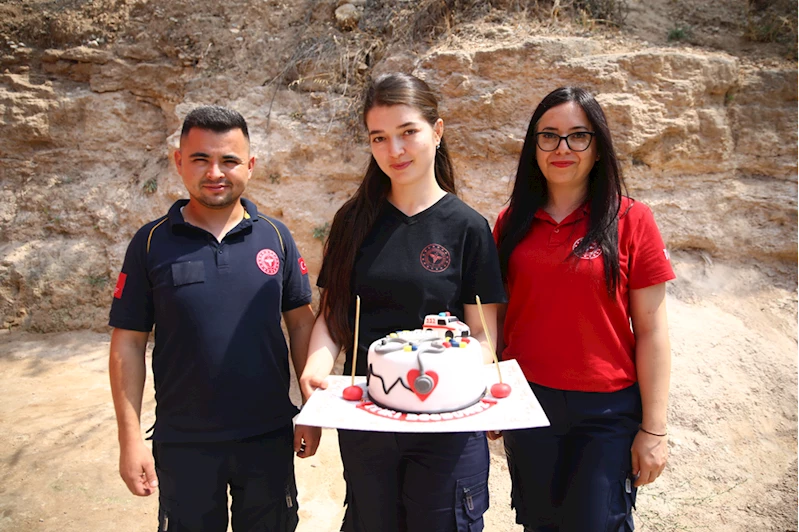  Ambulansta dünyaya gelen ikizlere 112 ekibinden doğum günü sürprizi