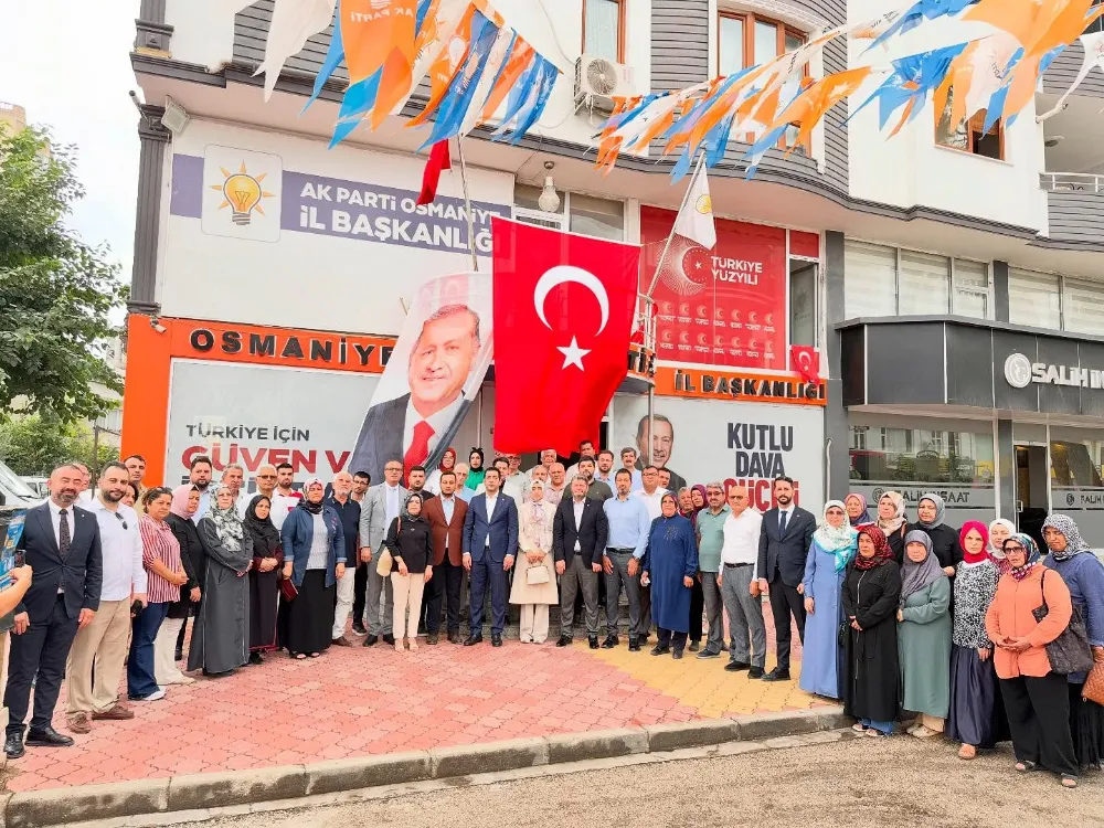 AK Parti Osmaniye İl Teşkilatı Esnafa Türk Bayrağı dağıttı