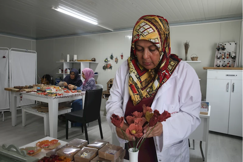 Kahramanmaraşlı kadın girişimci atık talaşı sanat eserlerine dönüştürüyor