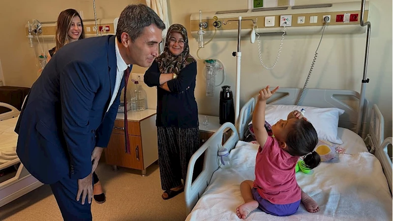 Bucak Kaymakamı Kuruca, hastanede tedavi gören çocukları ziyaret etti