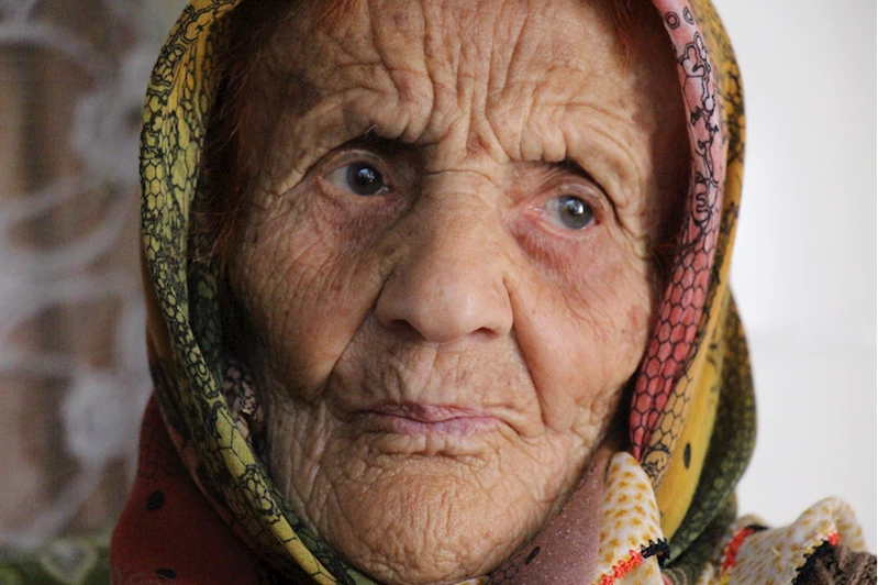 Ispartalı asırlık çınar Hatice nine yıllara meydan okuyor