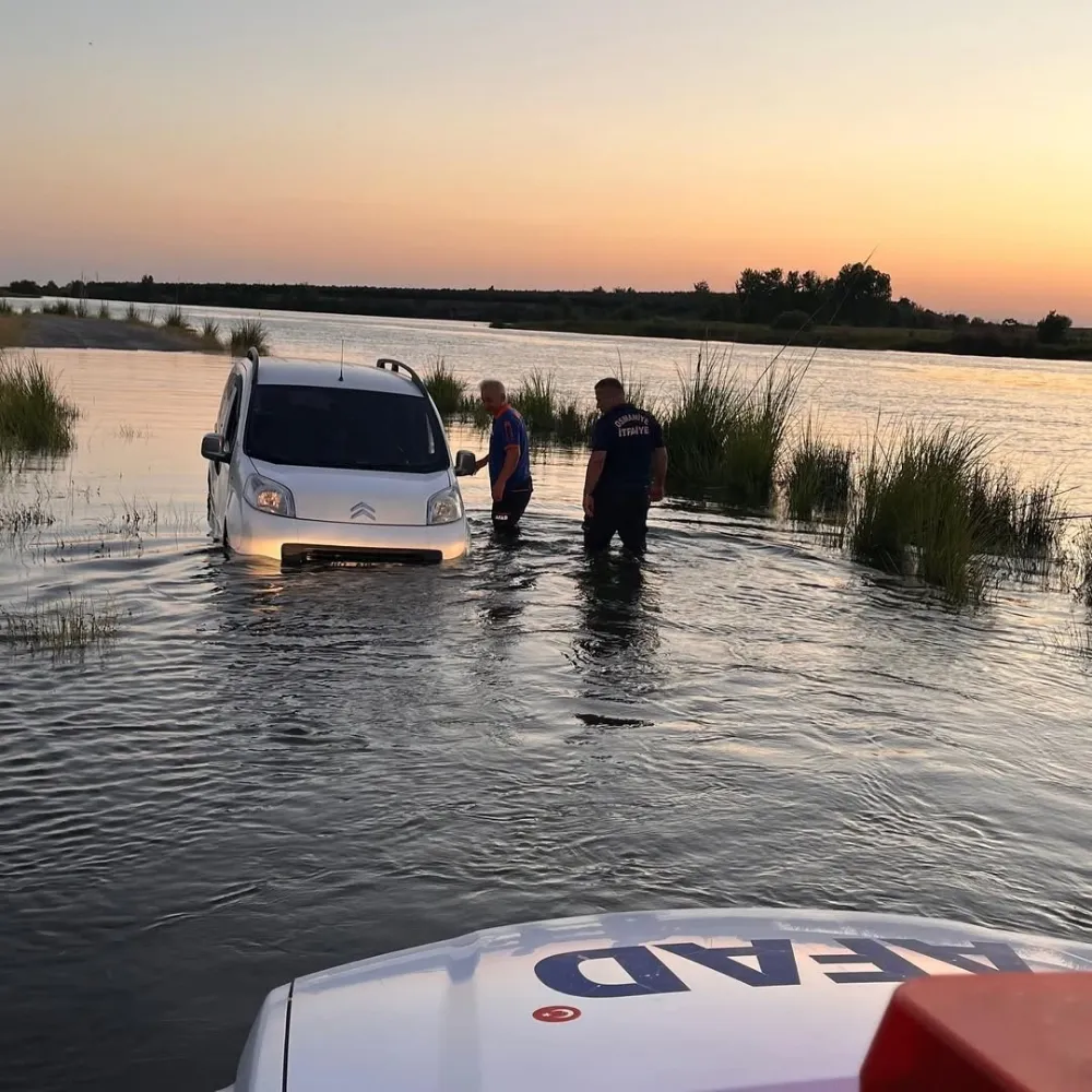 Osmaniye’de ırmak sularının yükselmesi mahsur kalan araç kurtarıldı