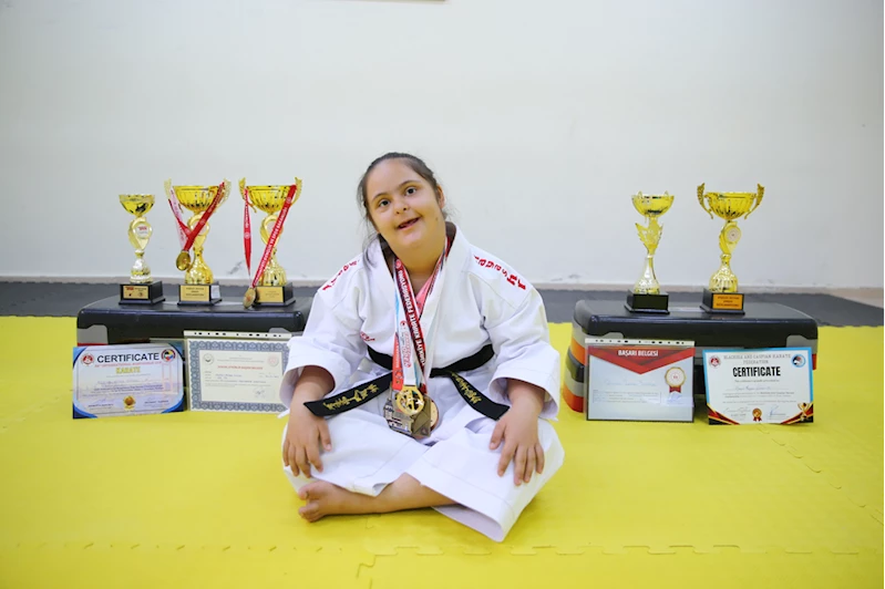 Down sendromlu karateci Ayşegül milli takıma girmeyi hedefliyor