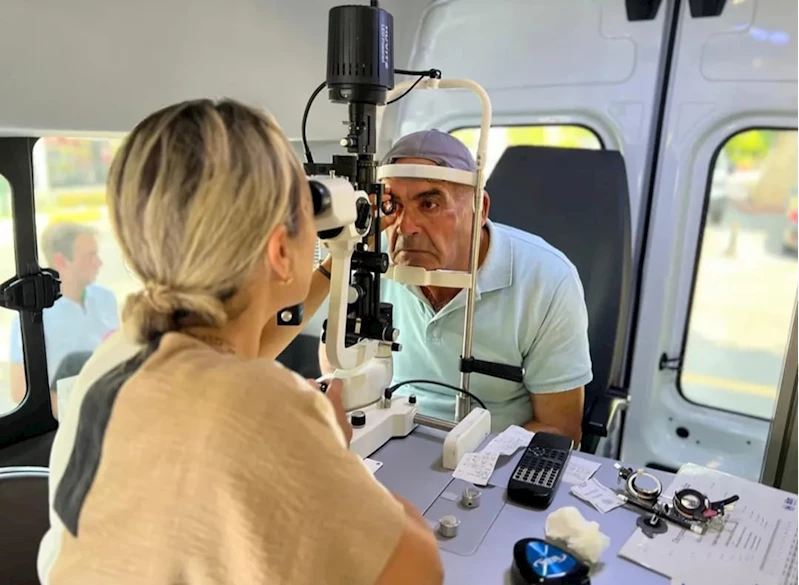 AK Parti Antalya Milletvekili Çokal, mobil araçla vatandaşın göz taramasını yapıyor