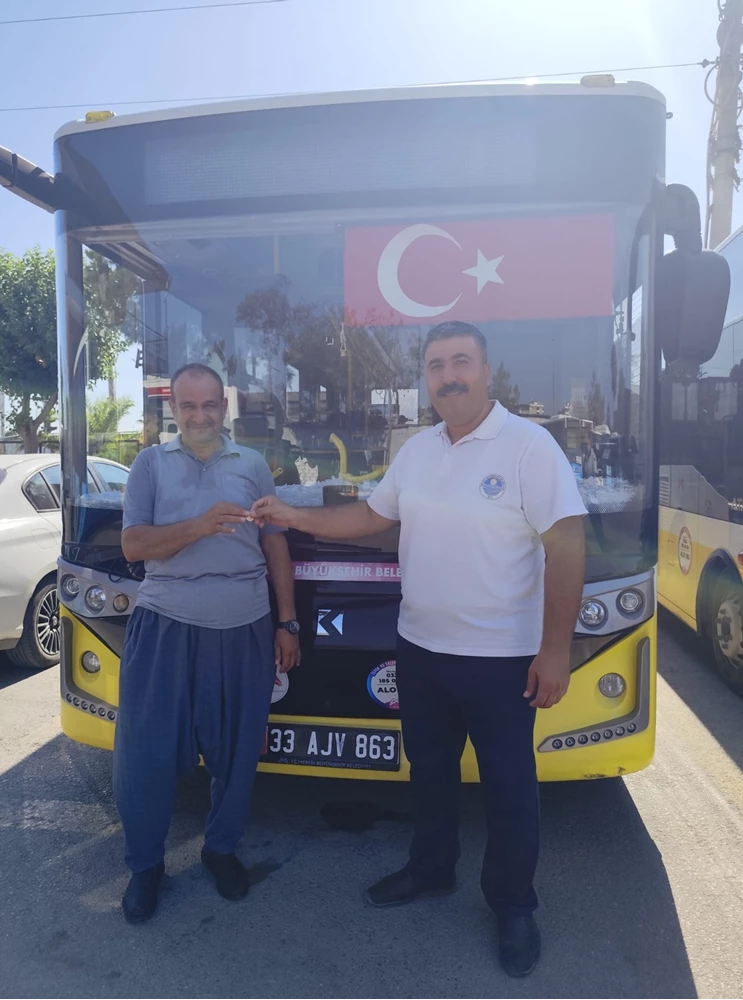 Tarsus’ta otobüs şoförü bulduğu altını sahibine teslim etti