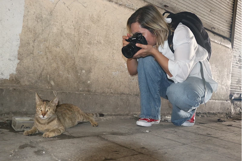 Sokak fotoğrafı tutkunu hemşire makinesini yanından ayırmıyor