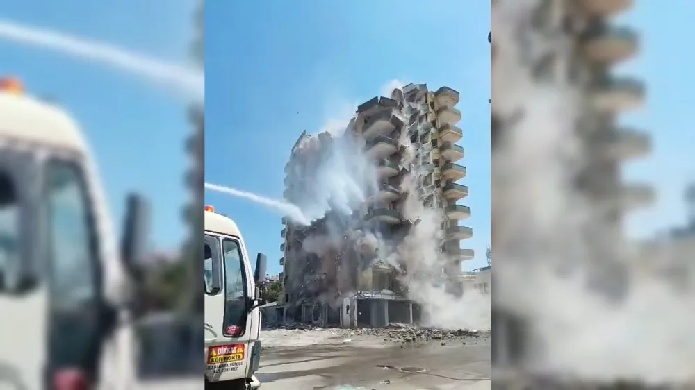 Hasarlı binasına yıkım sırasında çöktü, operatör son anda kurtuldu