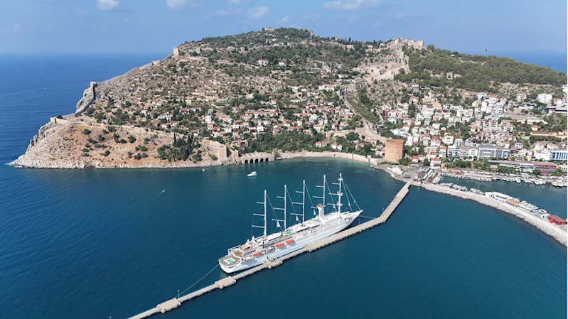 En büyük yelkenli yolcu gemilerinden "Club Med 2" Alanya Limanı'na demirledi
