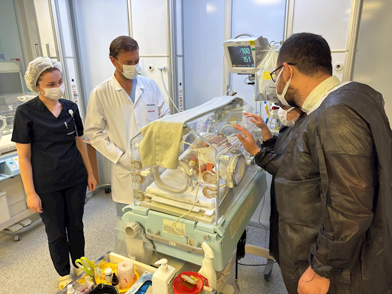 İç organları dışarıda doğan bebek, ailesi ve doktorların kararlılığıyla yaşama tutundu