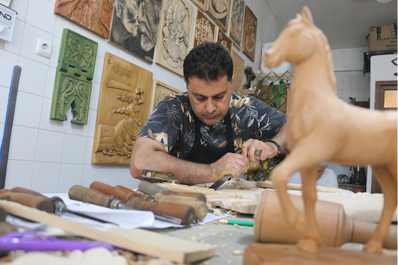 Ahşap oyma ve işleme ustası el emeği ürünleriyle 12 ülkedeki sanatseverlere ulaştı