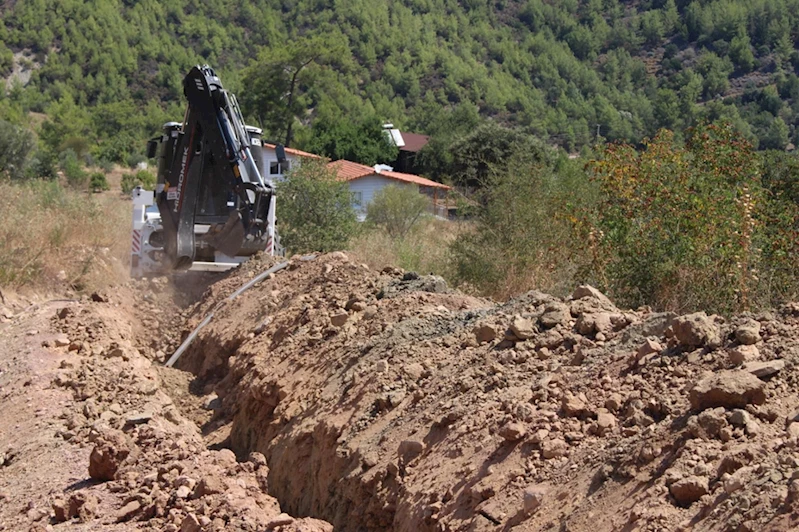 Kumluca ilçesinde yeni açılan yola içme suyu hattı döşendi