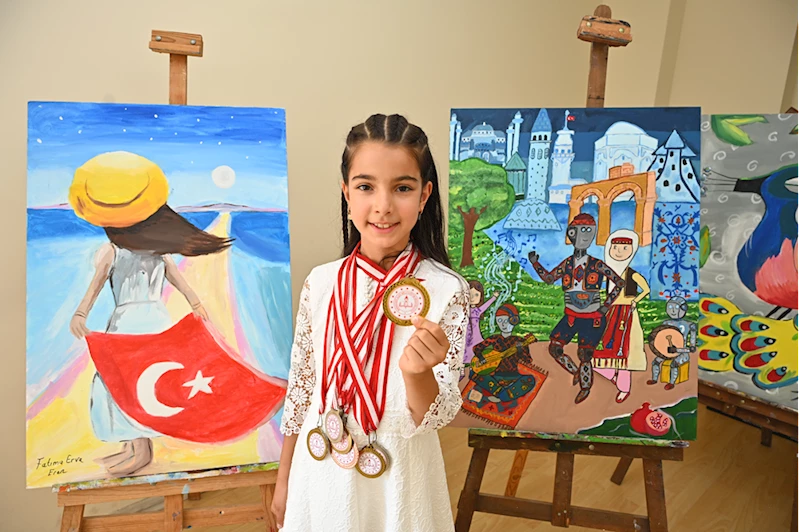 Çamaşır ipine mandalladığı resimlerle yeteneği keşfedilen küçük ressam: Fatıma Erva Eren