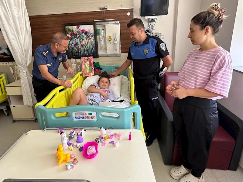 Anamur İlçe Emniyet Müdürü Özer, tedavi gören çocuğu hastanede ziyaret etti 