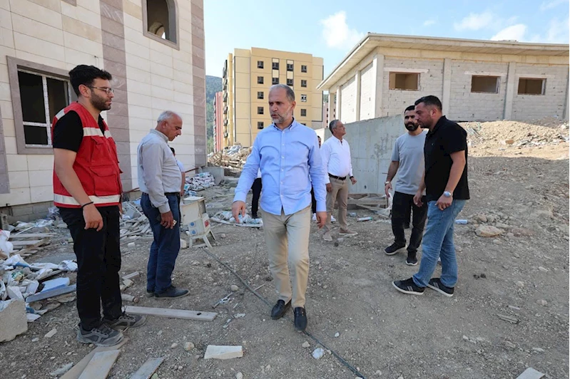 AK Parti Hatay Milletvekili Özel, Belen ilçesinde inşa edilen deprem konutlarını inceledi