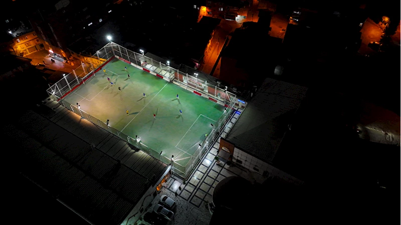 5 katlı binanın çatısında halı saha keyfi 