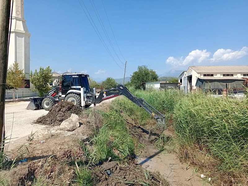 Kumluca ilçesinde kanallarda temizlik ve ilaçlama çalışması yapıldı