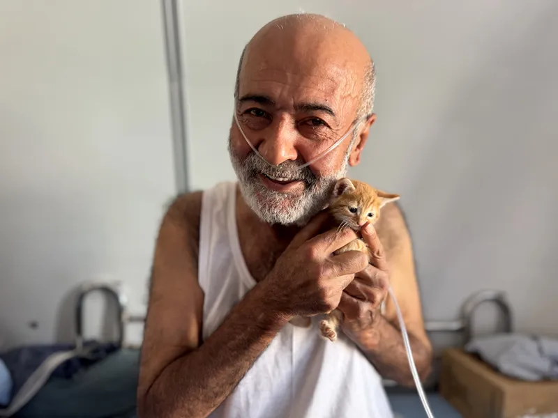 KOAH hastası depremzede oksijen cihazından ayrıldığı saatlerde sahipsiz hayvanları besliyor