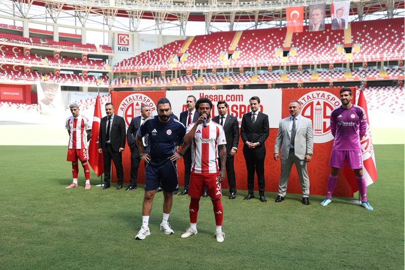 Antalyaspor, kadrosuna kattığı futbolcuları tanıttı