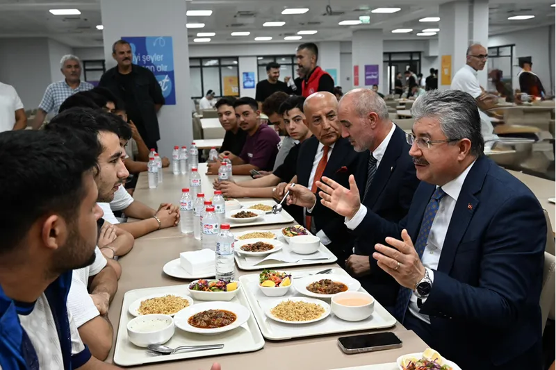 Osmaniye Valisi Erdinç Yılmaz hizmete açılan öğrenci yurdunu ziyaret etti