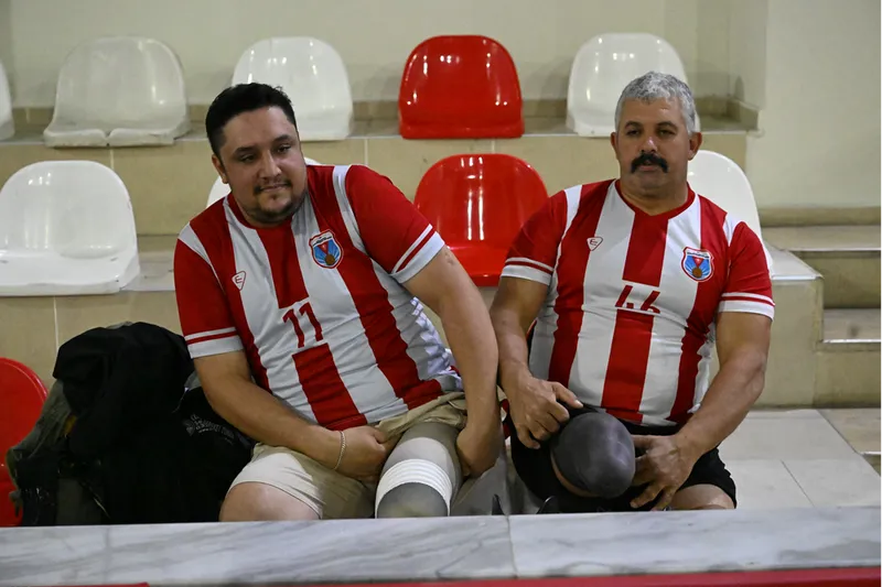 Depremde bacağını kaybetti, voleybolla hayata tutundu