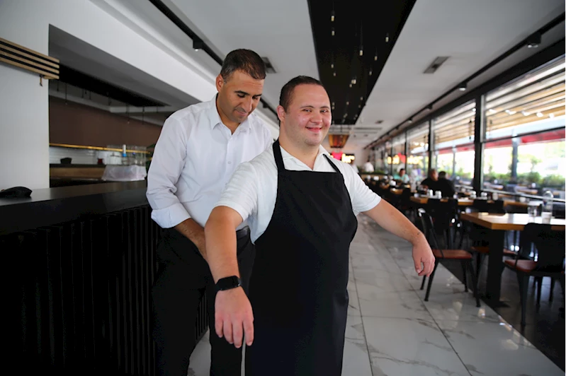 Restoranda çalışan down sendromlu genç, Adana