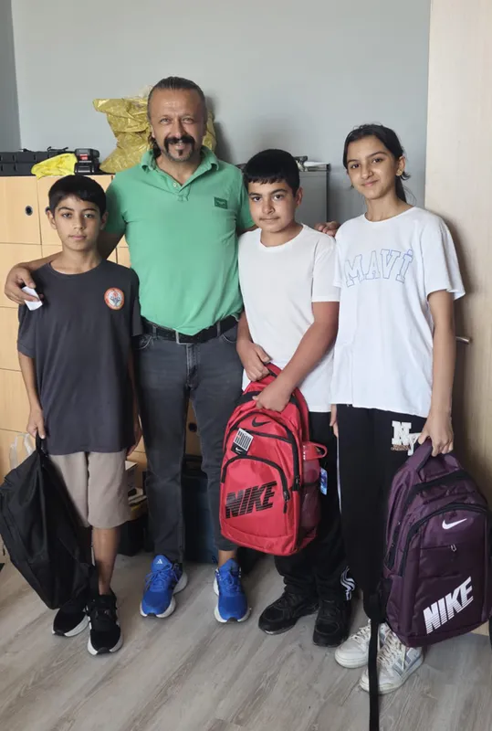 Hayırseverlerin bağışladığı kırtasiye malzemeleri öğrencilere teslim edildi