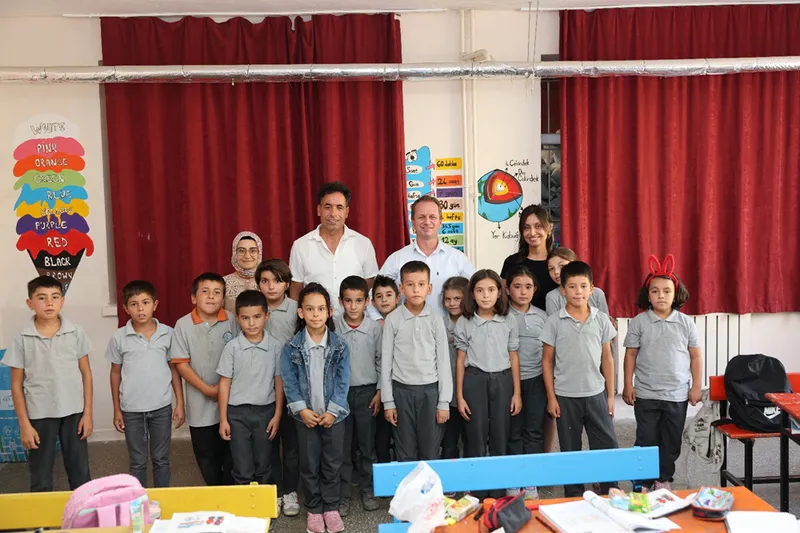 Gülnar Belediye Başkanı Fatih Önge öğrencilere kırtasiye seti hediye etti