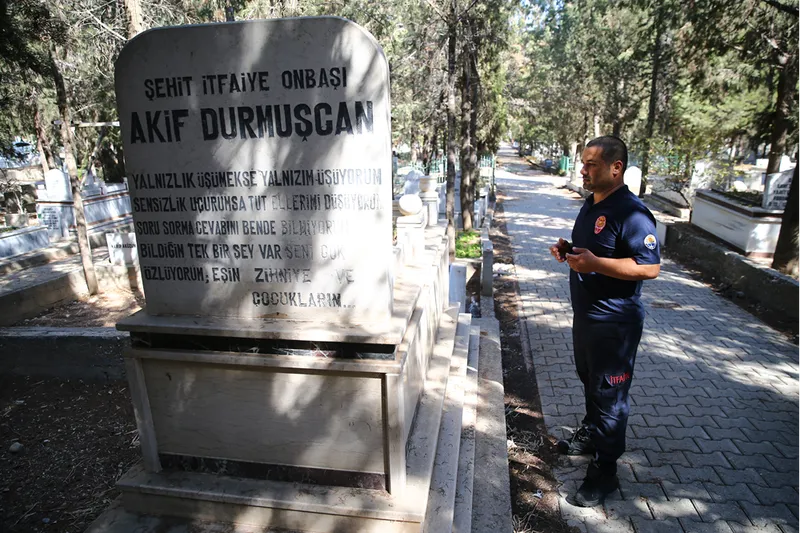 Yangında ölen babasının izinden gidip başladığı itfaiyecilikte 12 yılı geride bıraktı 