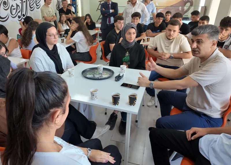 Akdeniz Kaymakamı ve Akdeniz Belediye Başkan Vekili Şener öğrencilerle buluştu