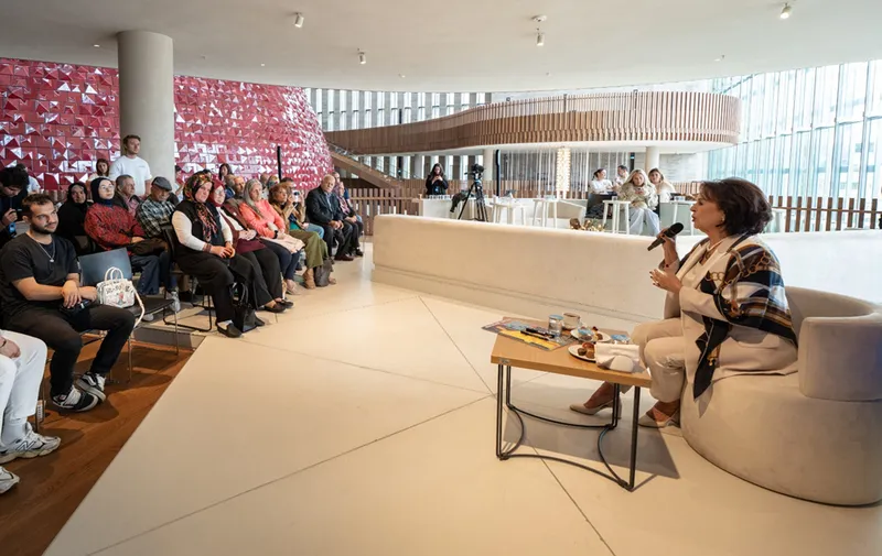 Türk Telekom Darülaceze sakinleri ile oyuncu Hülya Koçyiğit