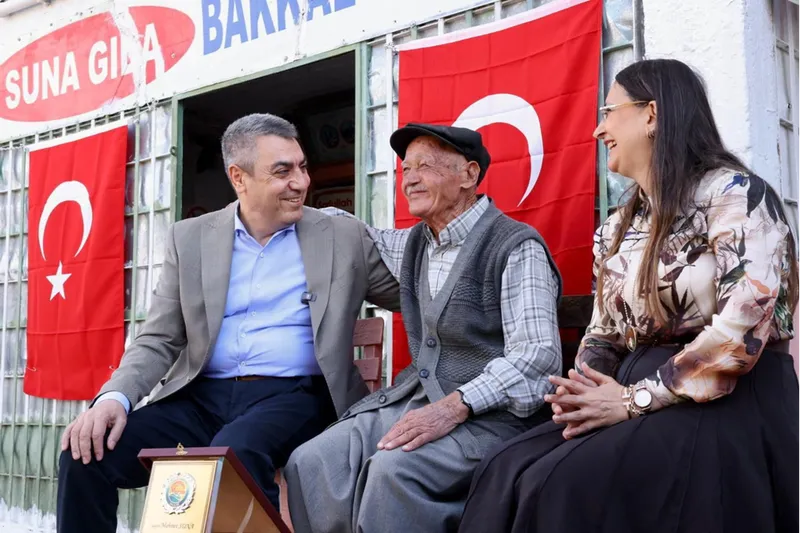Mersin Valisi Toros, yarım asırlık bakkal esnafına plaket verdi