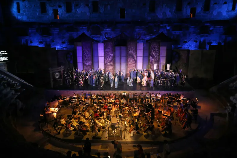 Opera ve bale sanatçıları en iyi performans için perde arkasında zamanla yarışıyor