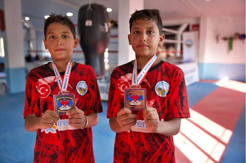 Yaramazlıklarıyla boksa yönlendirilen ikizler milli forma hedefliyor