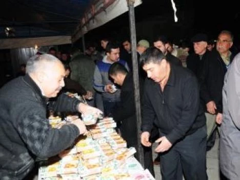 Osmaniye Belediyesi Mevlid Kandilinde Bisküvi, Lokum ve Meyve Suyu Dağıttı