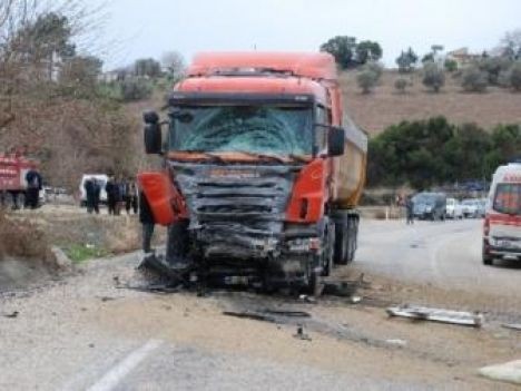 Yollar yine kan gölü: 3 ölü, 1 yaralı