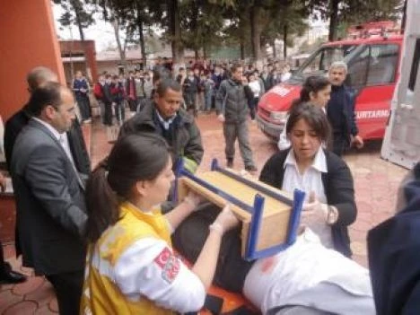 Kırılan Sıra Demiri Öğrencinin Beline Saplandı