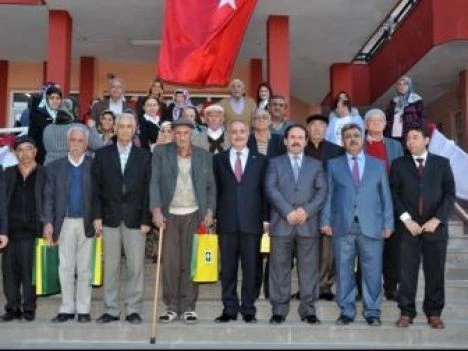 Başkan Kadir Kara Yaşlılar Haftasında Huzurevindeki Yaşlıları Ziyaret Etti