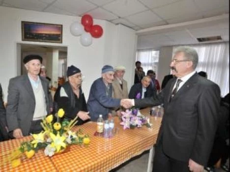 Vali Cerrah, huzurevini ziyaret etti