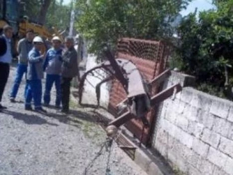 İmalathanede kazan patladı, elektrik direği yerle bir oldu