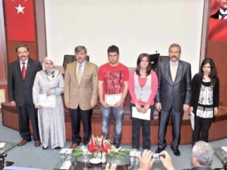 Açık liseyi bitirenlere diplomasını Vali Cerrah verdi